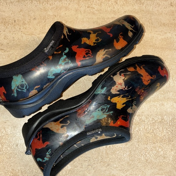 SLOGGERS Women’s Black Waterproof Shoes, Multi-Color Horse Pattern. 10 EUC - Picture 7 of 15